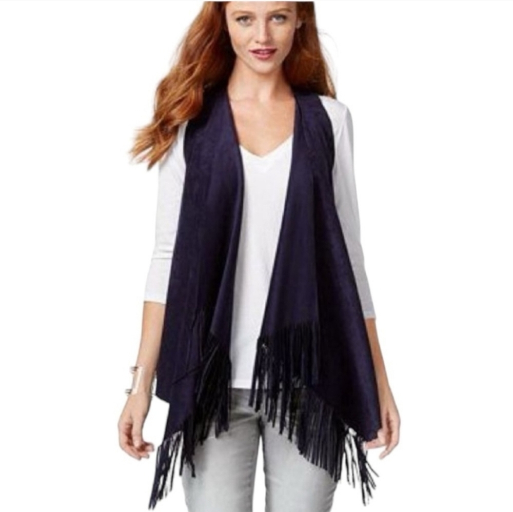 Stylish navy blue vest‎ with fringe detailing. Perfect for layering. Size M